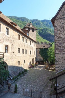İtalya 'nın güneyindeki Bolzano yakınlarındaki Runkelstein Şatosu' nun iç avlusu.