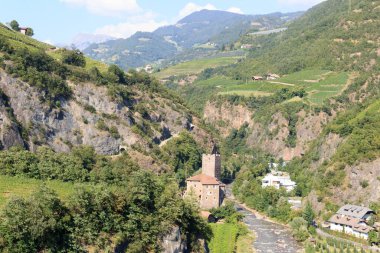 Bolzano, Güney Tyrol, İtalya yakınlarındaki Ritten 'de dağlarla, Talfer nehri ve Ried şatosuyla panorama manzarası