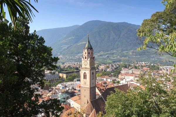 Torony Templom Szent Nikolaus Merano Panoráma Hegyek Dél Tirol Olaszország — Stock Fotó