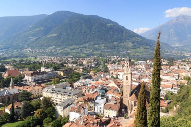 St. Nikolaus Kilisesi ve dağlı Merano Panoraması, Güney Tyrol, İtalya