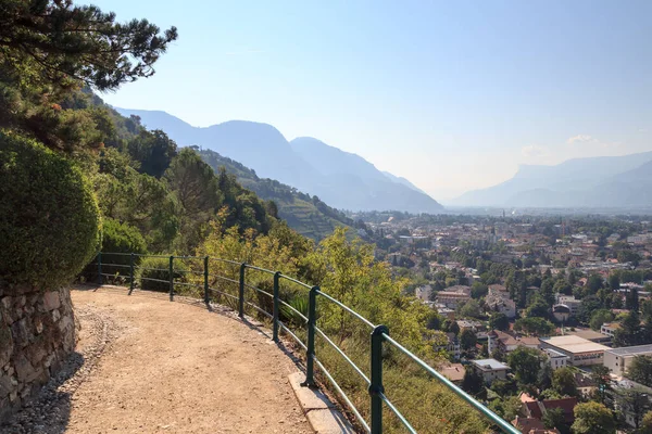 Vista Panoramica Del Sentiero Tappeiner Merano Paesaggio Urbano Montagne Alto — Foto Stock