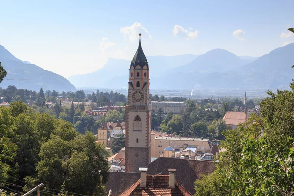 Aguja Iglesia San Nikolaus Merano Panorama Con Montañas Tirol Del — Foto de Stock