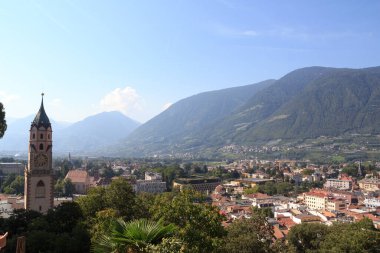 St. Nikolaus Kilisesi ve dağlı Merano Panoraması, Güney Tyrol, İtalya