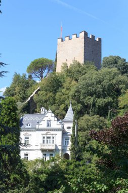 Merano 'nun üzerindeki Pudra Kulesi ve İtalya' nın Güney Tyrol kentindeki villa köşkü.