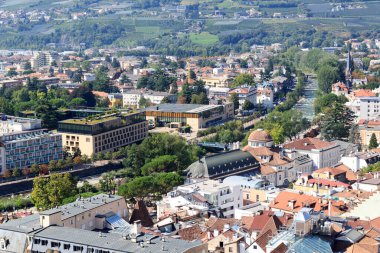 Merano 'lu Kurhaus ve Merano Termal Hamamları ile Panorama Manzarası Passer Nehri, Güney Tyrol, İtalya