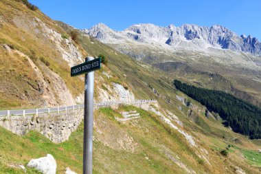 James Bond caddesindeki dağların manzarası ve Furka Geçidi yolu. Goldfinger filmi için İsviçre 'nin İsviçre Alplerinde bir sahne çekildi.
