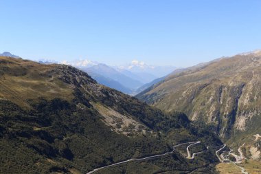 İsviçre Alpleri 'nde Dom ve Weisshorn Dağı ve Furka Geçidi' nin manzaralı yolu.