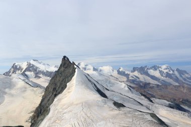 Rimpfischhorn Dağı ve İsviçre 'nin Pennine Alpleri' nde dağ kitlesi Monte Rosa ile Panorama Manzarası