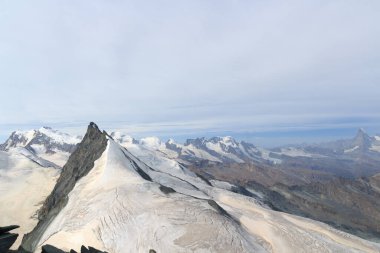 Dağ manzaralı Rimpfischhorn, dağ kitlesi Monte Rosa ve Matterhorn İsviçre 'nin Pennine Alplerinde Allalinhorn' dan görüldü.