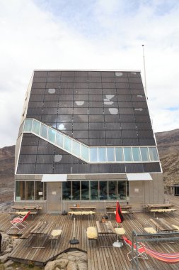 Dağ kulübesi Monte Rosa Hut ve fotovoltaik sistem İsviçre 'nin Pennine Alplerinde dağ kitlesi Monte Rosa' da.