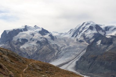 Dağ manzaralı Dufourspitze (solda), Gorner Buzulu ve dağ Lyskamm (sağda) İsviçre 'nin Pennine Alpleri' nde dağ kitlesi Monte Rosa 'da