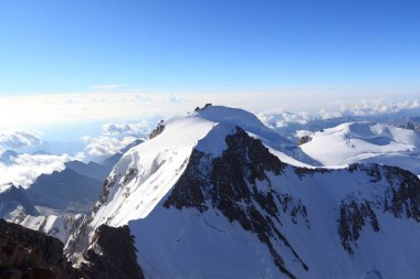 Panorama manzaralı dağ zirvesi Sinyali (Punta Gnifetti) ve dağ kulübesi Margherita Hut in Mountain Massif Rosa in Pennine Alps, İsviçre