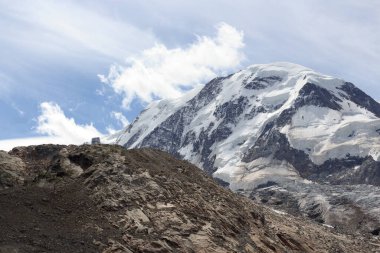 Dağ kulübesi Monte Rosa Hut ve dağ Lyskamm dağ kitlesi Monte Rosa Pennine Alps, İsviçre