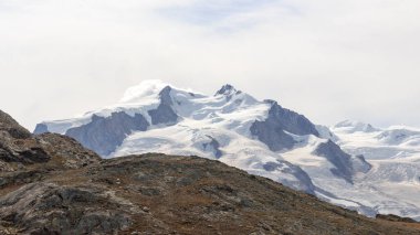 Dağ zirvesi Nordend (solda) ve Dufourspitze (sağda) ile Panorama manzarası İsviçre 'nin Pennine Alplerinde dağ yığını Monte Rosa' da