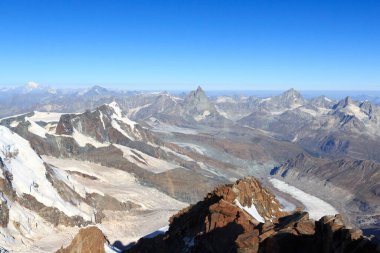 İsviçre 'nin Pennine Alplerinde dağ Matterhorn (ortada) ve Mont Blanc (solda) ile Panorama manzarası