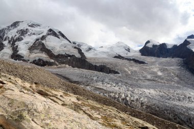 Dağ manzaralı Lyskamm (solda), Castor (ortada), Pollux (solda) ve Zwillingsgletscher buzulu dağ kitlesi Monte Rosa, Pennine Alps, İsviçre