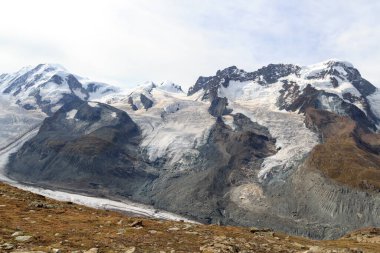 Dağ zirvesi Lyskamm (solda) ve Breithorn (sağda) ile Panorama manzarası İsviçre 'nin Pennine Alplerinde Monte Rosa Dağı' nda