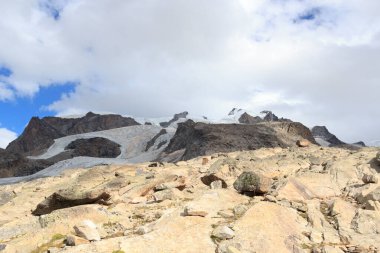 Dağ zirvesi Nordend (solda) ve Dufourspitze (sağda) ile Panorama manzarası İsviçre 'nin Pennine Alplerinde dağ yığını Monte Rosa' da
