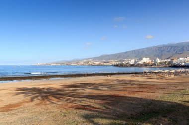 Plaj ve Atlantik Okyanusu manzarası tatil beldesi Playa de las Americas Kanarya Adası Tenerife, İspanya