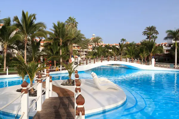 Playa Las Americas Tenerife Yüzme Havuzu Palmiye Ağaçları Olan Otel — Stok fotoğraf