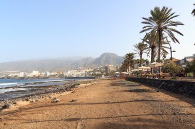 Plaj ve Atlantik Okyanusu manzarası tatil beldesi Playa de las Americas 'da sahil gezisi Kanarya Adası Tenerife, İspanya