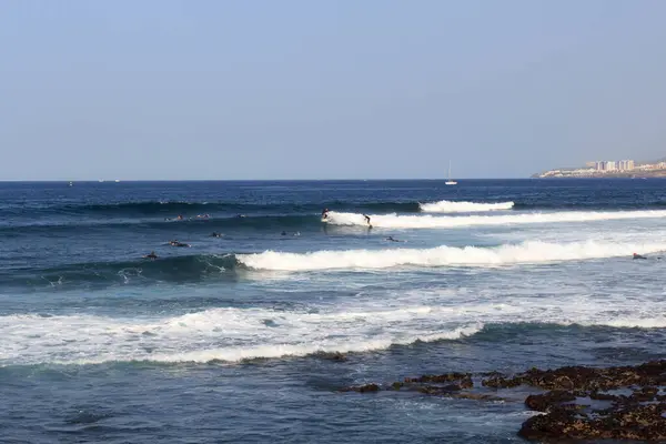 Surferzy Uprawiający Surfing Deskach Surfingowych Panoramę Oceanu Atlantyckiego Kurorcie Wypoczynkowym — Zdjęcie stockowe