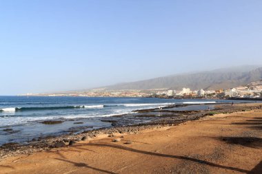 Plaj ve Atlantik Okyanusu manzarası tatil beldesi Playa de las Americas Kanarya Adası Tenerife, İspanya