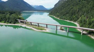 Sylvenstein Gölü ve Almanya 'nın Bavyera kentindeki dağ alpleri ile Faller-Klamm-Bruecke yörüngesinde yörünge