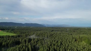 Almanya 'nın Bavyera şehrinde sabah uçuşu ve dağ alpleri ile küçük bulutlar.