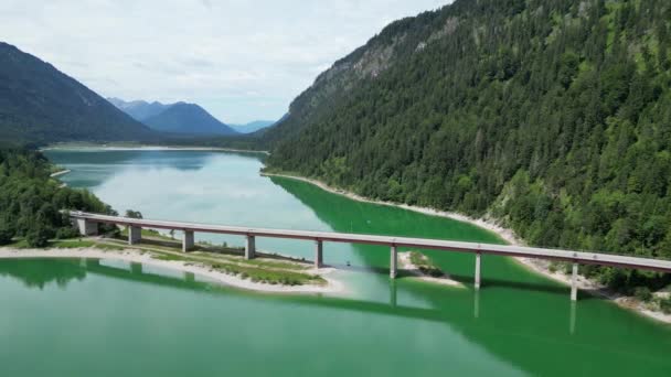 德国巴伐利亚的Faller Klamm Bruecke周围有Sylvenstein湖水库和高山阿尔卑斯山全景的轨道 — 图库视频影像