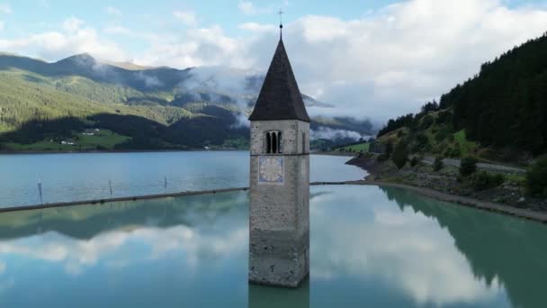 Orbita Alrededor Del Campanario Iglesia Sumergida Lago Reschensee Montaña Alpes — Vídeos de Stock