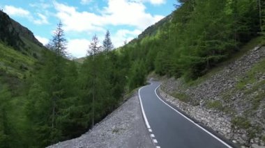 Santa Maria, İsviçre - 30 Temmuz 2023: Mavi Porsche 911 üstü açık Umbrail Geçidi 'nden Serpentine Yolu' na ve dağ alplerine doğru uçuş. Araba Porsche tarafından üretilen bir spor arabadır..