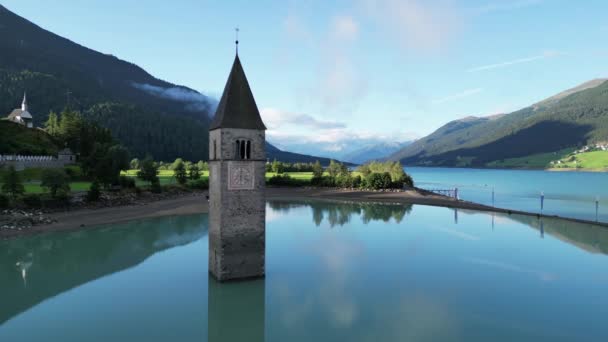 Πτήση Πάνω Από Λίμνη Reschensee Παρελθόν Καμπαναριό Της Βυθισμένης Εκκλησίας — Αρχείο Βίντεο