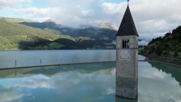 Volo Sul Lago Reschensee Oltre Campanile Della Chiesa Sommersa Verso — Video Stock
