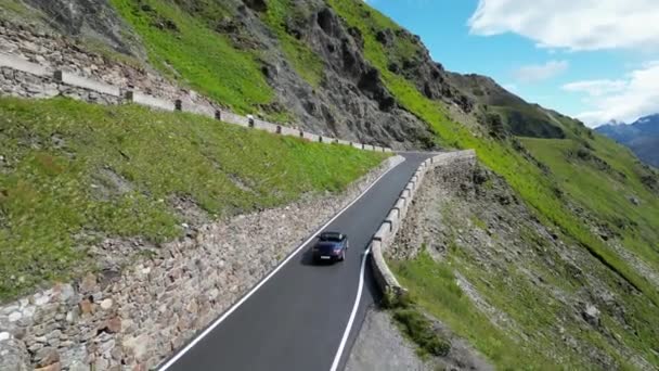 意大利斯蒂尔夫 2023年7月30日 蓝色保时捷911敞篷敞篷跑车驶上史黛尔维奥山路上的一座山丘 一条爬山的蛇 这辆车是保时捷生产的跑车 — 图库视频影像