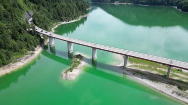 Sylvenstein Gölü ve Almanya 'nın Bavyera şehrinde kürek çeken tekneleri olan Faller-Klamm-Bruecke yörüngesine girin.