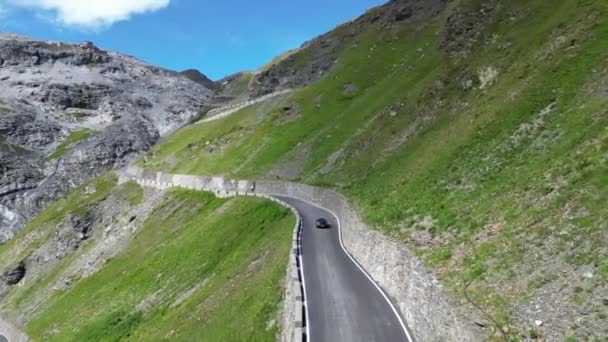 意大利斯蒂尔夫 2023年7月30日 蓝色保时捷911敞篷车在史黛尔维奥山口公路上与高山阿尔卑斯山全景 这辆车是保时捷生产的跑车 — 图库视频影像