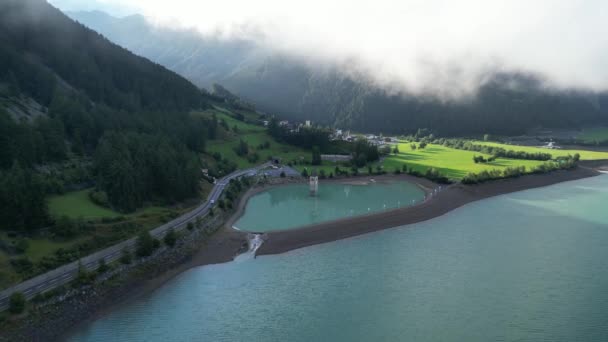 Vuelo Sobre Lago Reschensee Hacia Campanario Iglesia Sumergida Tirol Del — Vídeo de stock