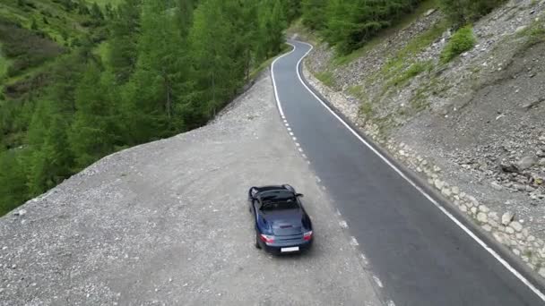 瑞士圣玛利亚 2023年7月30日 轨道环绕蓝色保时捷911在翁布利尔山口 Umbrail Pass 这辆车是保时捷生产的跑车 — 图库视频影像