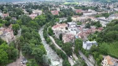 Merano 'da Pudra Kulesi ve kasabanın Kurhaus' a açılan kapısı ve Güney Tyrol, İtalya 'da gezinti güvertesi olan nehir geçidi boyunca uçacağız.