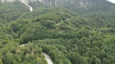 Almanya 'nın Bavyera kentindeki ağaçlarla Kesselberg' i geçen dağlık Alman Alp Yolu 'na doğru uçuş.