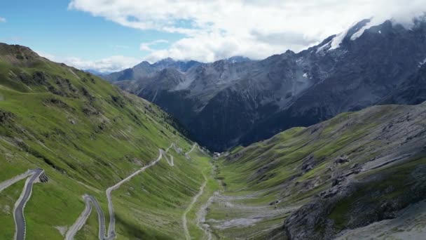Vuelo Sobre Carretera Stelvio Pass Hacia Los Alpes Montaña Panorama — Vídeos de Stock