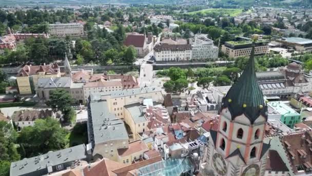 세인트 니콜라우스 교회의 메라노 첨탑을 사우스 이탈리아에서 Kurpromenade — 비디오
