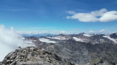 Oetztal Alplerindeki dağların ve buzulların manzarası Texel grubundaki Hinterer Seelenkogel Zirvesinden görüldü, Güney Tyrol, İtalya