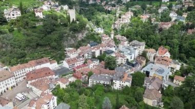 Merano 'daki Pudra Kulesi ve kasaba kapısı üzerinden Güney Tyrol, İtalya' ya giden nehir geçidine uçuş.