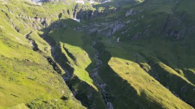 Texel Grubu, Güney Tyrol, İtalya 'da dağ manzaralı ve dağ akarsularıyla uçuş