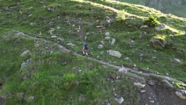 Hombre Excursionista Hombre Con Mochila Trekking Senderismo Camino Hacia Puente — Vídeos de Stock