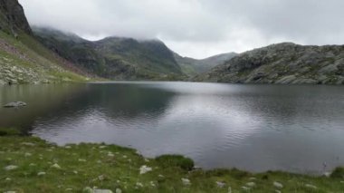 Langsee Gölü 'ne doğru uçuş (Spronser Gölü) ve Texel Grubu' ndaki dağ manzarası, Güney Tyrol, İtalya