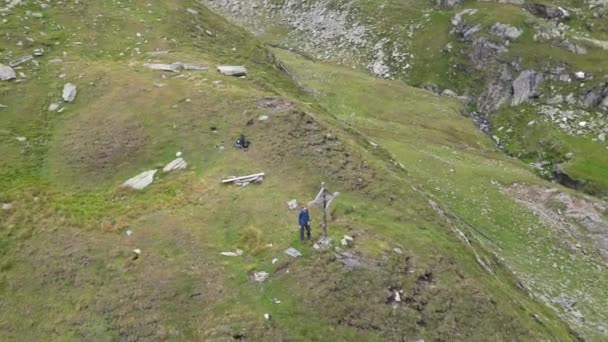 Volo Orbita Attorno All Escursionista Maschio Uomo Croce Sommitale Con — Video Stock