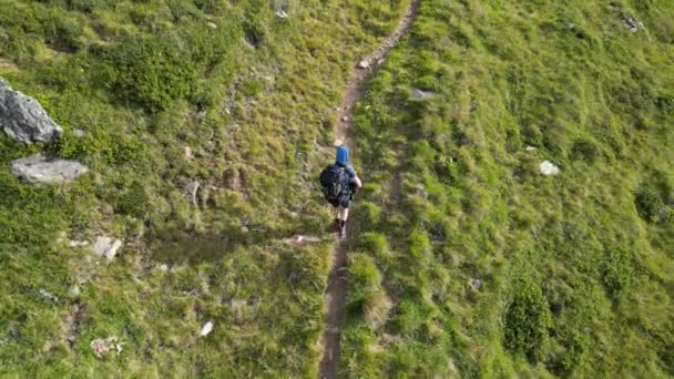 男性のハイカー のトップダウンビュー テクセルグループの山 サウスティロル イタリアのパスでトレッキングバックパックハイキング — ストック動画